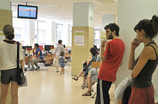 Personas guardando turno en las instalaciones de la Oficina de Empleo en Soria. -