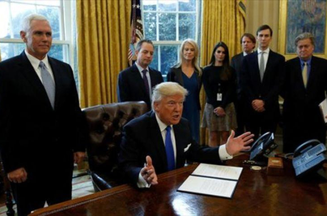 Trump, en el Despacho Oval, antes de firmar una orden ejecutiva.-REUTERS / KEVIN LAMARQUE