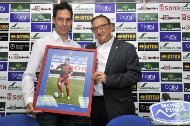 Javier del Pino junto al presidente del Numancia Francisco Rubio durante el anuncio de su retirada como futbolista profesional.-VALENTÍN GUISANDE