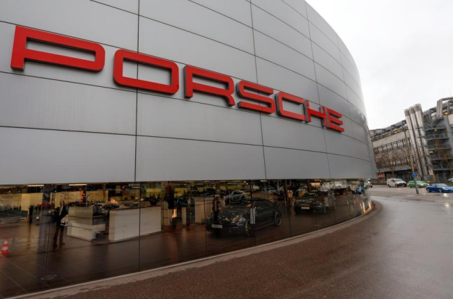 Redada en diez edificios de Porsche, filial de Volkswagen, en Alemania por sospechas de manipulación de emisiones.-RONALD WITTEK (EFE)