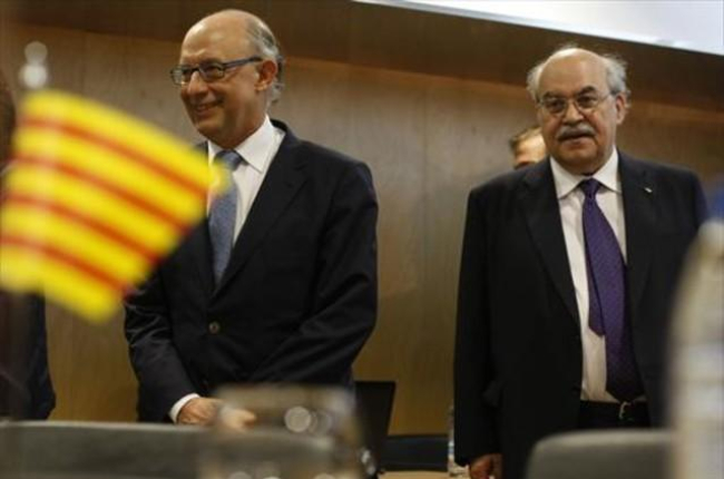 El ministro de Hacienda, Cristobal Montoro, (izquierda) en una reunión con el 'conseller' de Economia, Andreu Mas-Colell en julio del 2014.-RODRIGO GARCÍA
