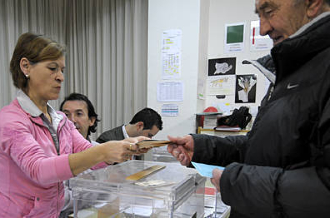 Una mujer ejerciendo su derecho a voto. / FERNANDO SANTIAGO-