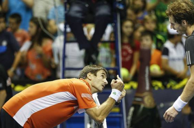 Tommy Robredo bromea con Andy Murray haciéndole una peineta tras perder contra el escocés en la final del torneo de Valencia.-Foto: MIGUEL LORENZO
