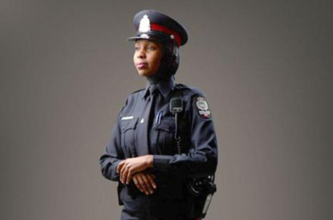 Una policía con 'hiyab' perteneciente al cuerpo de Edmonton, en Canadá.-PÁGINA WEB DE LA POLICÍA DE EDMONTON