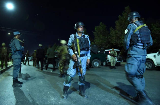 Militares afganos frente a la Universidad Americana de Kabul.-WAKIL KOHSAR / AFP