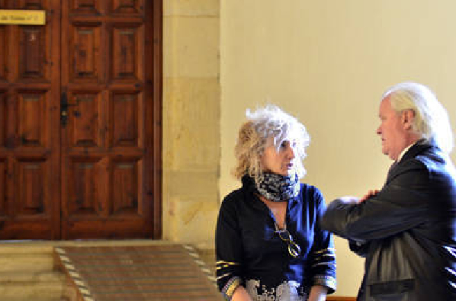 Lourdes Revuelto dialoga con su abogado en la puerta del Juzgado. / ÁLVARO MARTÍNEZ-