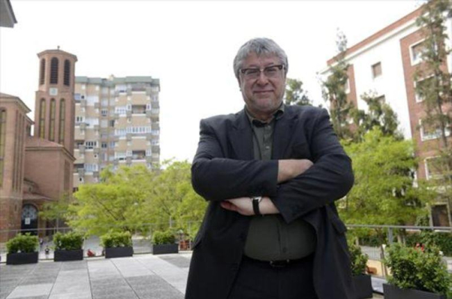 El alcalde socialista de Cornellà, Antonio Balmón, posa junto al ayuntamiento, el pasado martes.-MÒNICA TUDELA