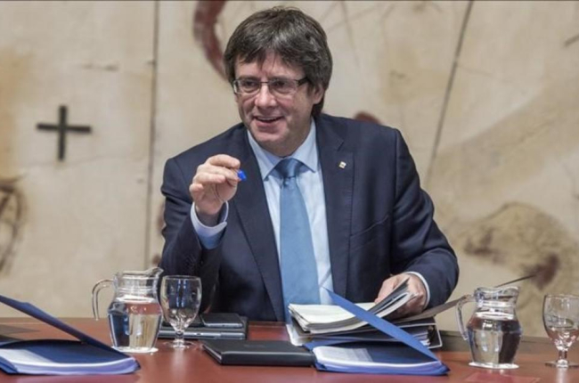 Carles Puigdemont, durante una reunión de la ejecutiva del Govern.-FERRAN SENDRA