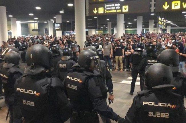 Agentes de policía durante la protesta de Tsunami en el aeropuerto de El Prat.-