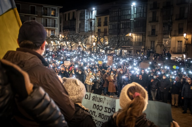 La plaza Mayor de Soria, iluminada por los móviles durante la lectura del manifiesto contra la guerra en Ucrania. GONZALO MONTESEGURO