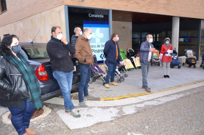 Concentración ante las puertas del consultorio de Covaleda para solicitar el pediatra. R. F.