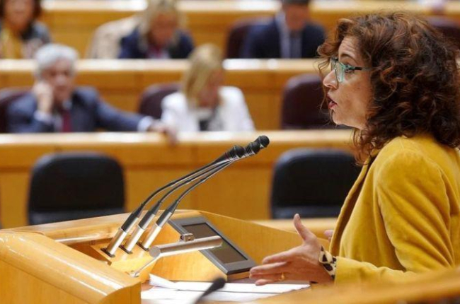 La ministra de Hacienda, María Jesús Montero, en el pleno del Senado convocado para debatir la senda de estabilida del Gobierno.-JOSE LUIS ROCA