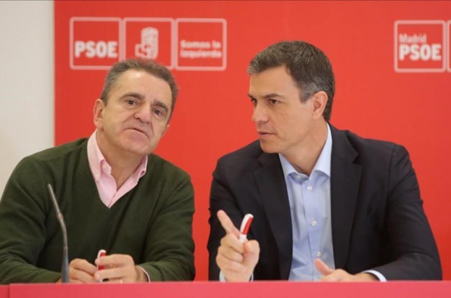 Pedro Sánchez y el líder de los socialistas madrileños, José Manuel Franco, este lunes en Coslada (Madrid).-/ JOSÉ LUIS ROCA
