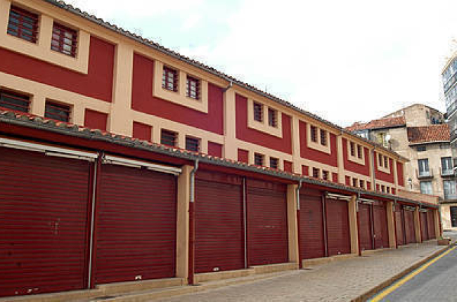 El mercado de Abastos lleva cerrado desde septiembre de 2011. / VALENTÍN GUISANDE-