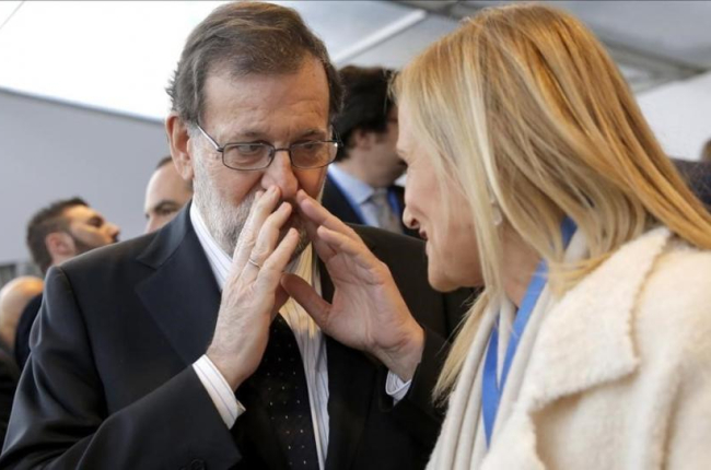Mariano Rajoy y Cristina Cifuentes, durante el último congreso del PP, el pasado 10 de febrero.-JOSÉ LUIS ROCA