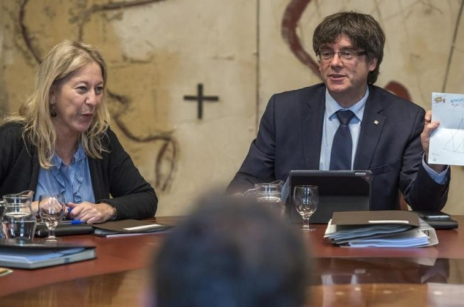 Neus Munté y Carles Puigdemont, este martes, en la reunión del Consell Executiu.-FERRAN SENDRA
