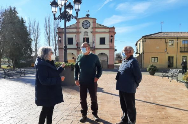 Miguel Latorre durante una de las visitas a localidades englobadas en la extensión de la banda ancha en Soria. HDS