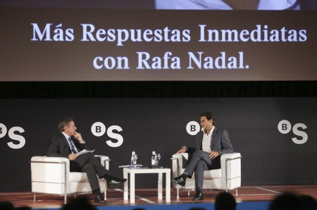 El deportista Rafa Nadal (d) habla sobre la importancia de la cercanía en un mundo cada vez más globalizado, en un encuentro organizado por Banco Sabadell, del que el tenista es embajador, hoy en Zaragoza.-EFE/JAVIER CEBOLLADA