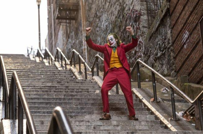 El Joker (Joaquin Phoenix) se pone el mundo por montera al ritmo de ’Rock’n’roll part 2’, de Gary Glitter, en un fotograma de la escena icónica de ’Joker’.-WARNER BROS. PICTURES