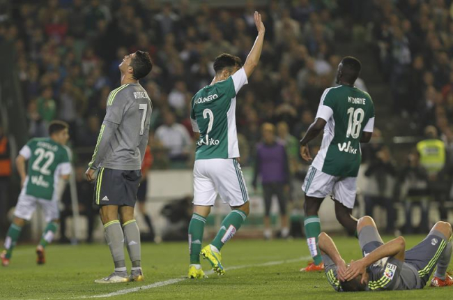 El delantero portugués del Real Madrid Cristiano Ronaldo (i) se lamenta durante el partido correspondiente a la vigésimo primera jornada de Liga en Primera División.-EFE