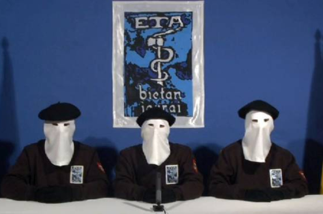 Tres militanes de ETA, durante la lectura de la declaración. / Ical-