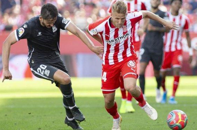 El partido entre el Girona y el Alcorcón se disputó con el balón rosa.-JOAN CASTRO/ICONNA