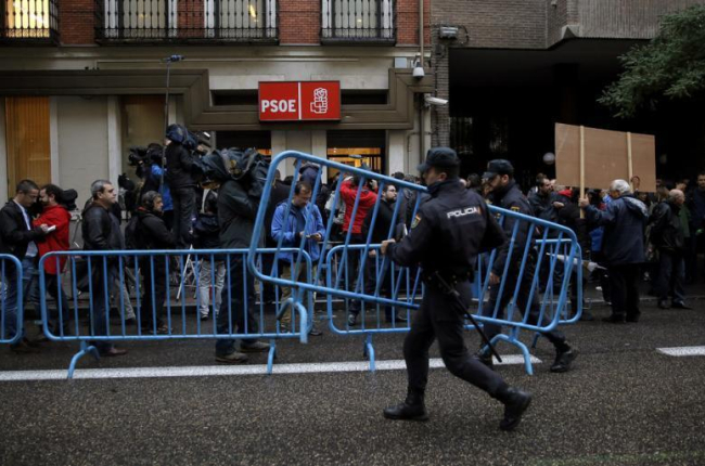 Periodistas, policías y decenas de simpatizantes, ante la sede del PSOE en Madrid.-JOSÉ LUIS ROCA