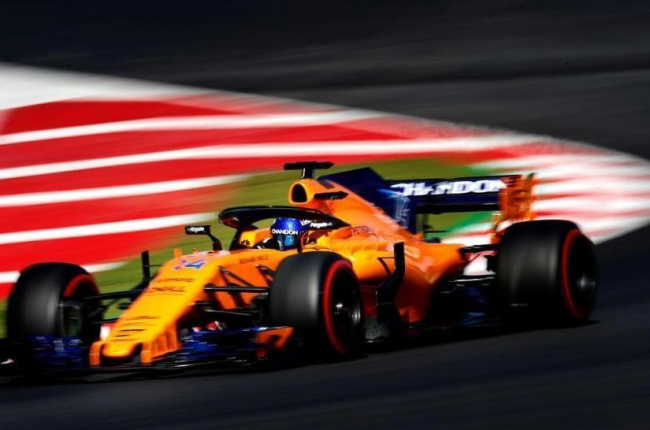 Fernando Alonso y su McLaren, en la sesión de este miércoles en Montmeló.-/ EFE / ALEJANDRO GARCIA