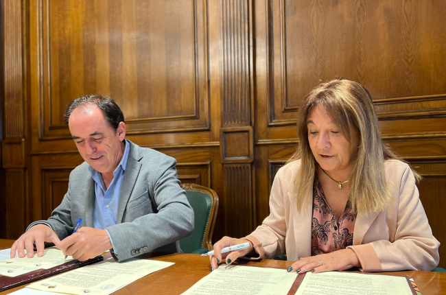Benito Serrano  y Lourdes Andrés, en la firma del convenio en la Diputación de Soria.-HDS
