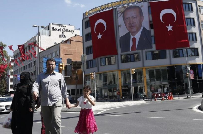 Vista general de una imagen gigantesca del presidente turco Recep Tayyip Erdogan, entre dos banderas del país, en Estambul, este jueves. Turquía se resiente como destino turístico de los españoles EFE / SEDAT SUNA Miembros de las unidades especiales turca-EFE / SEDAT SUNA