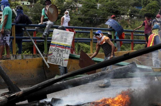 Manifestantes obstruyen una vía con una barricada en llamas, en Barquisimeto (Venezuela), el 26 de julio.-EFE / PASQUALE GIORGIO