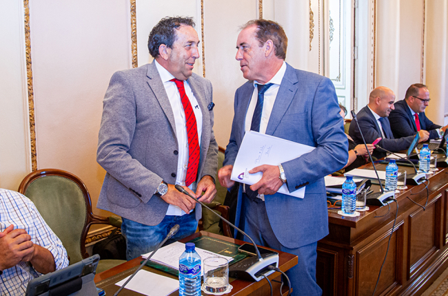 Raúl Lozano instantes antes del pleno de Diputación con el presidente, Benito Serrano.-MARIO TEJEDOR
