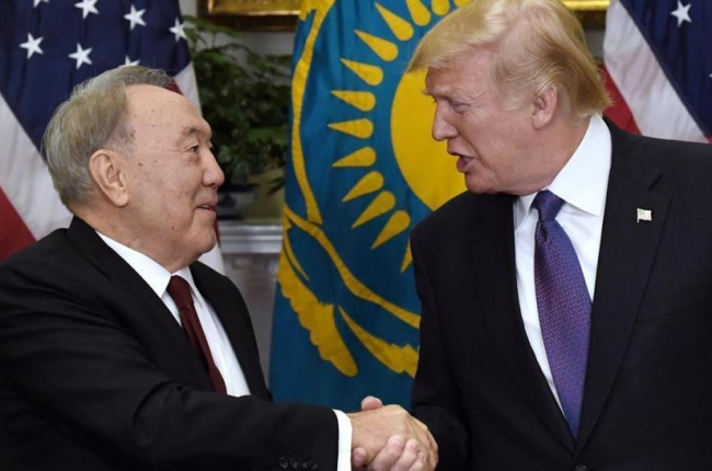 Trump (derecha) y el presidente de Kazajistán, Nursultan Nazarbayev, tras su encuentro en la Casa Blanca, el 16 de enero.-EFE / OLIVIER DOULIERY