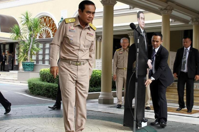 El general Prayuth se despide de la prensa y deja a su doble de cartón, en Bangkok.-REUTERS