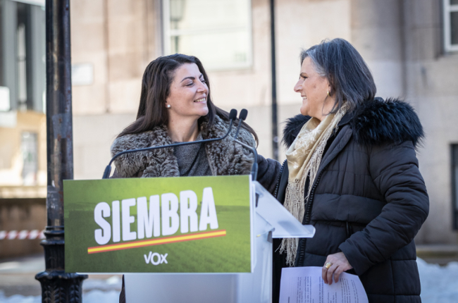 Macarena Olona en el atril junto a la candidata de Vox por Soria para las autonómicas, Carmen Romero. G. MONTESEGURO