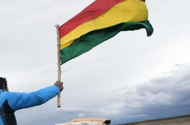 Un persona ondea una bandera de Bolivia. HDS