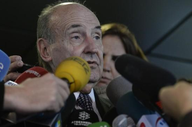 Miquel Roca atiende a los medios, en una imagen de archivo.-AFP