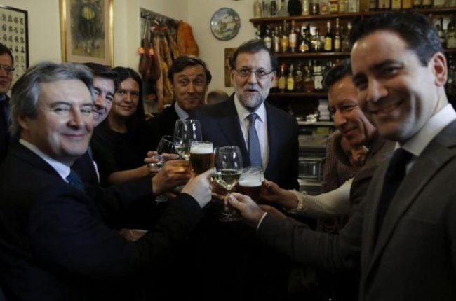 Mariano Rajoy, acompañado de varios diputados del PP, este jueves, celebrando la Navidad en un bar próximo al Congreso.-EFE / JUAN CARLOS HIDALGO