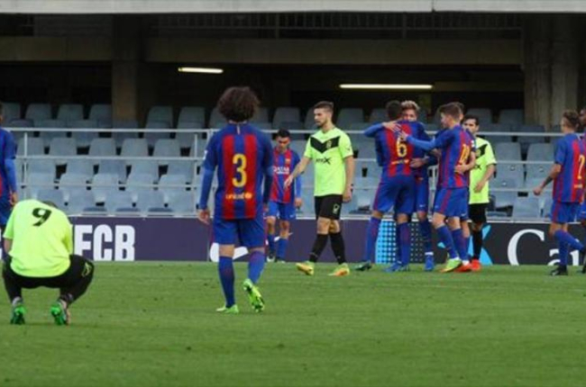 Los jugadores del Eldense y el Barça B, durante el partido disputado el pasado sábado en el Miniestadi.-IGNASI PAREDES