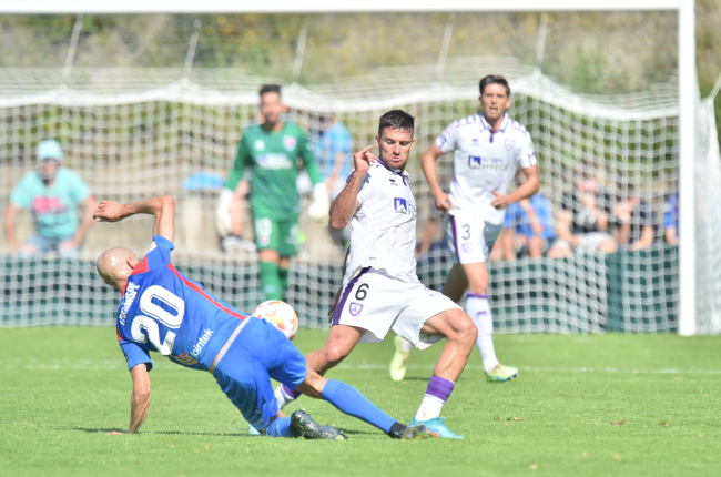 Bonaldo pugna con Iturraspe en el partido disputado por el Numancia en Amorebieta, última salida rojilla. ÁREA 11