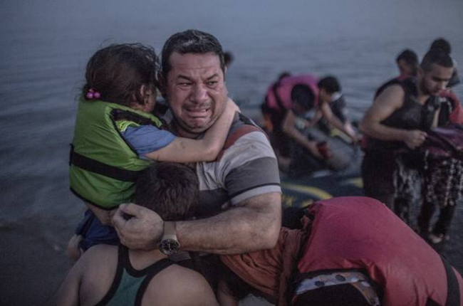 La fotografia icónica de la crisis de los refugiados, tomada en la isla de Kos, en Grecia, el pasado 15 de agosto.-Foto: DANIEL ETTER