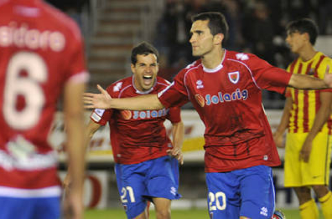 Antonio Tomás celebra el gol que a la postre le dio la victoria al Numancia. / Diego Mayor-