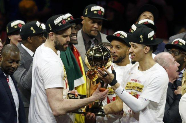 Marc Gasol y Danny Green, con el trofeo de campeones de la NBA.-GETTY IMAGES NORTH AMERICA