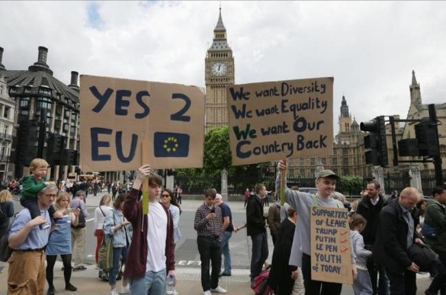 Opositores al Brexit en Parliament Square, el sábado.-AP