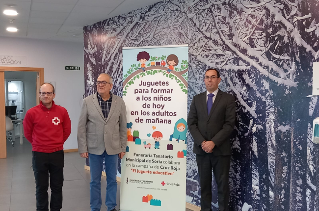 La Funeraria y Tanatorio Municipal de Soria colabora con Cruz Roja en la entrega de juguetes educativos. HDS