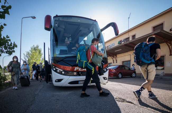 Llegada del autobús al que tuvieron que trasbordar los viajeros del tren procedente de Madrid. GONZALO MONTESEGURO