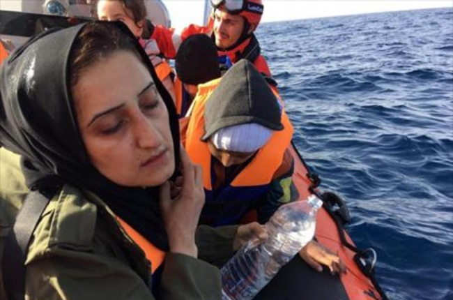 Una madre llora rodeada de sus hijos en una barca de rescate de Open Arms.-MONTSE MARTÍNEZ