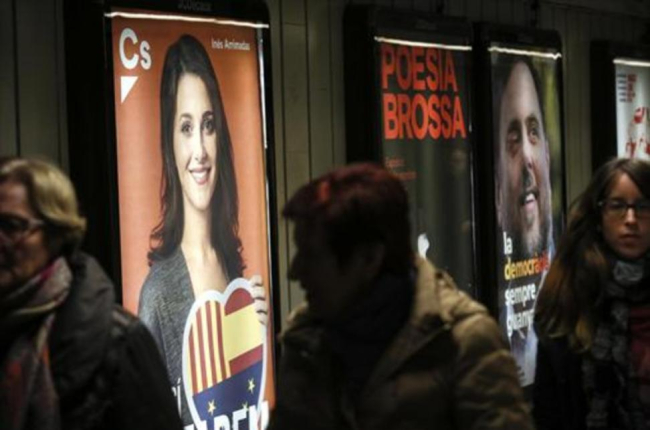 Carteles electorales en la estación de metro de la plaza de Catalunya-JULIO CARBÓ