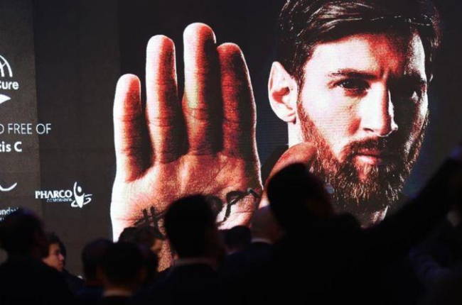 Un cartel con la imagen de Messi en la gala benéfica de El Cairo, este martes.-AFP / MOHAMED EL-SHAHED