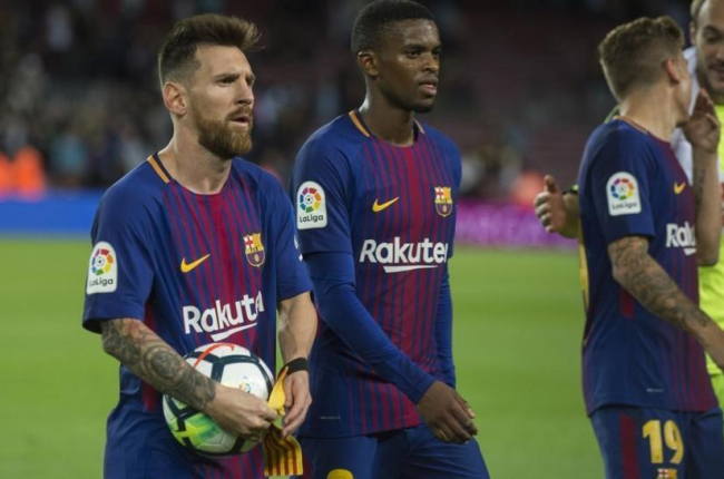 Messi se lleva el balón a casa tras los cuatro goles al Eibar-JORDI COTRINA